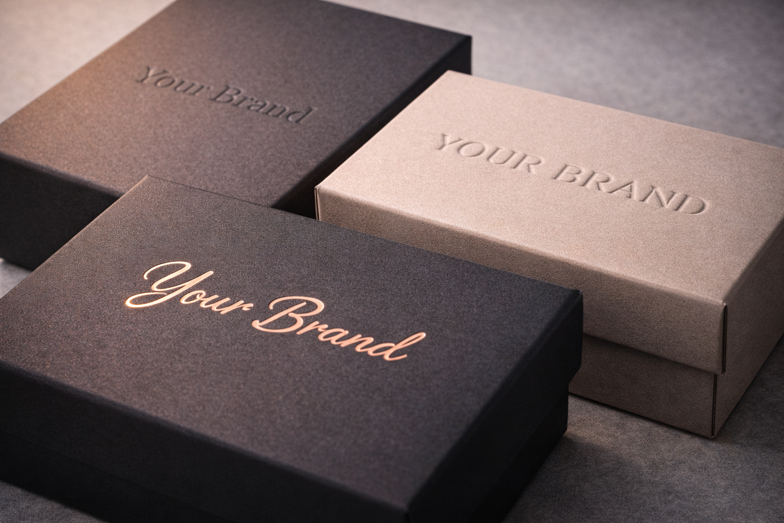 Cajas rígidas premium en tonos negro y beige con logotipo en relieve y acabado foil metálico, destacando textura sofisticada y branding de alto impacto. Packaging para Cosmética y Belleza: Normas de etiquetado y acabados de lujo. Packaging