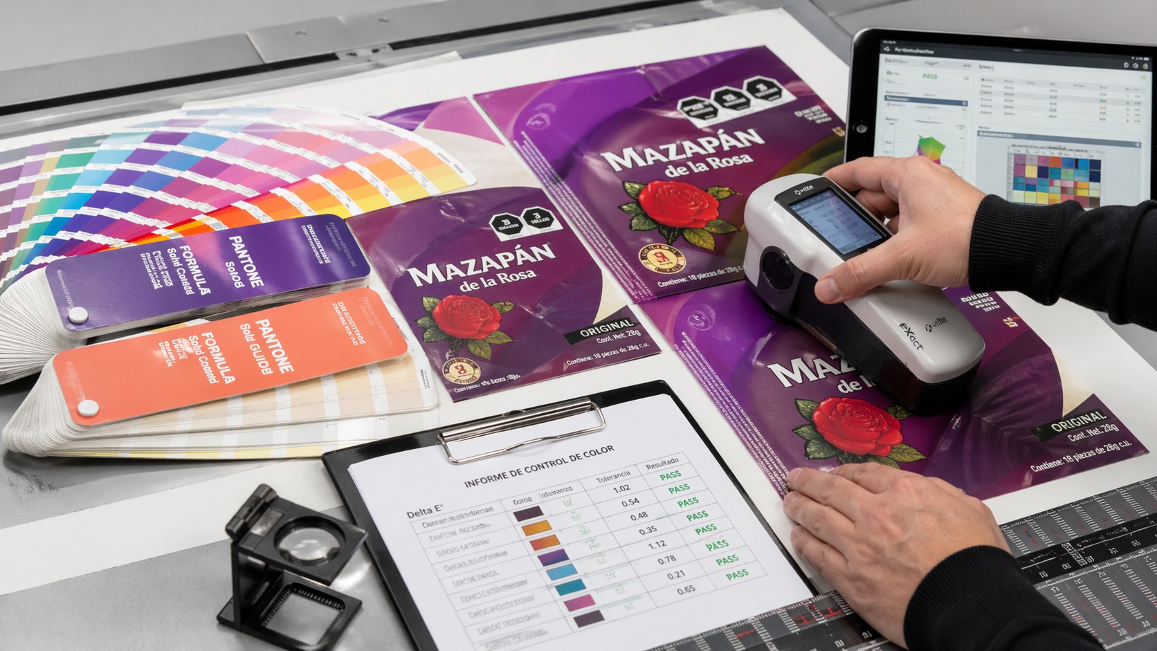 Proceso de verificación de color en empaques impresos con cartas Pantone, medición Delta E y reporte de control de calidad para asegurar consistencia en impresión de packaging. Pruebas de Color.