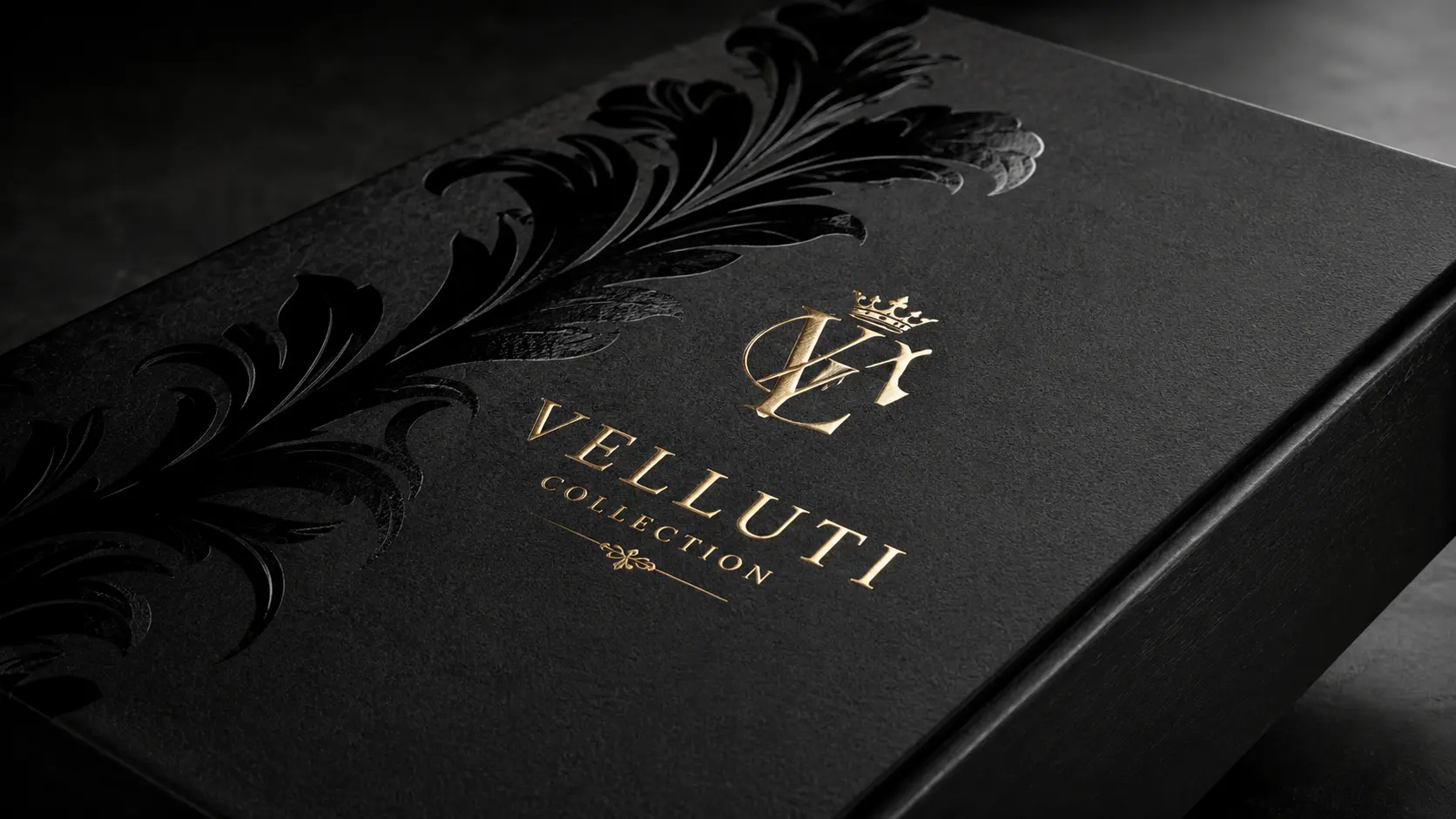 Mano sosteniendo un empaque negro premium para perfume con textura en relieve, detalles dorados y acabado elegante en ambiente de lujo. Acabados Premium